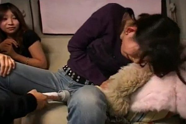 ナンパされた車内で電マ当てられ友達の前でイってしまう素人娘のリアクション!